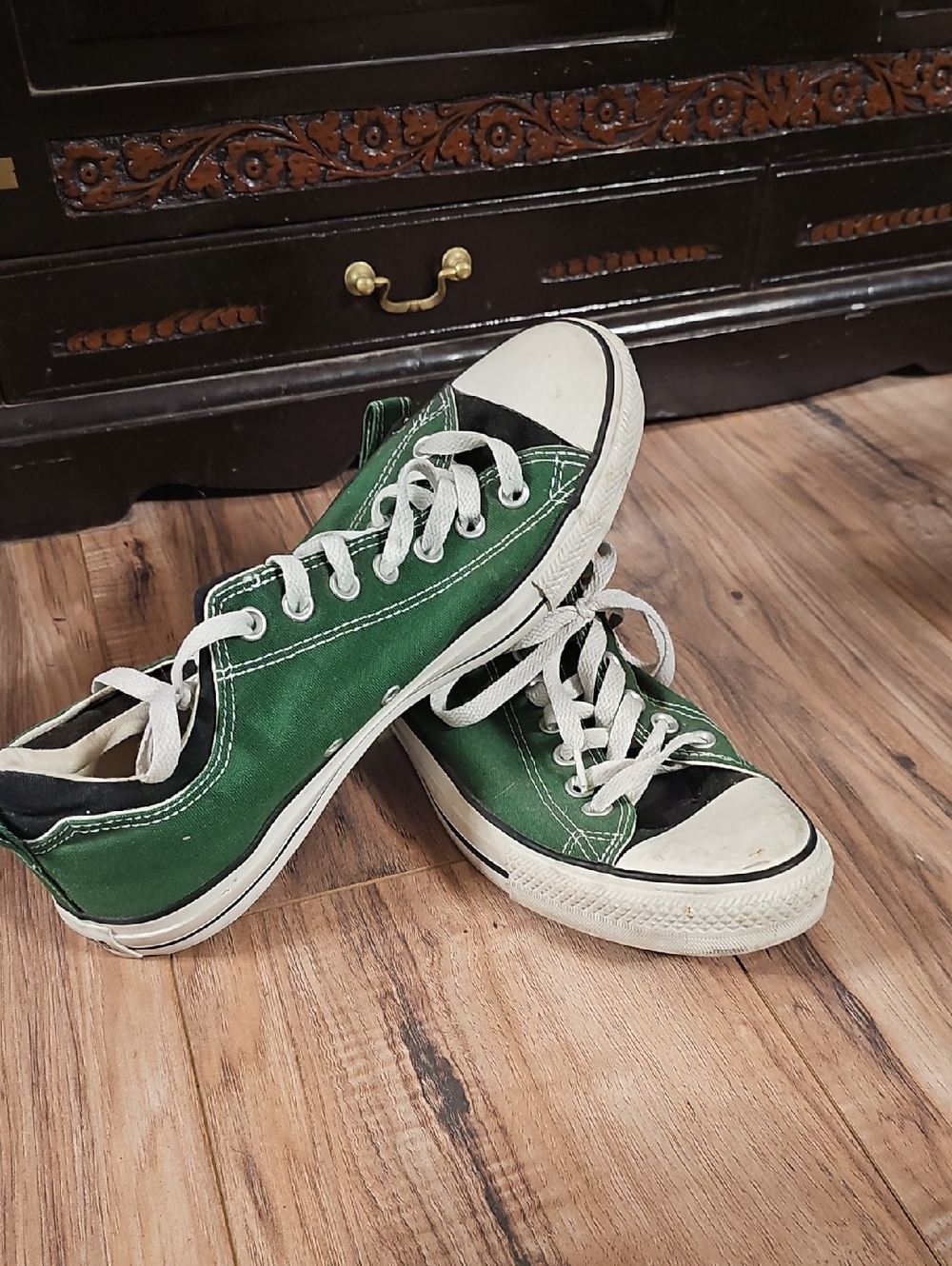 Converse Low Top Sneakers in Green and White